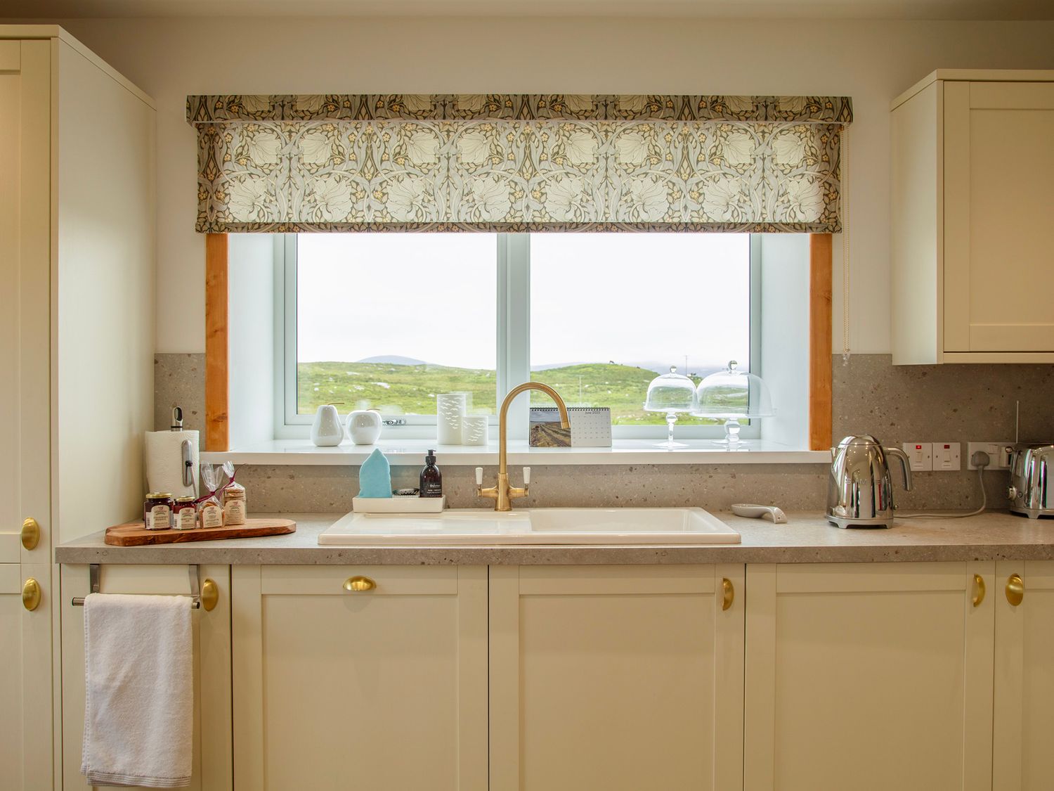 Kitchen diner at Taigh Eva, North Uist