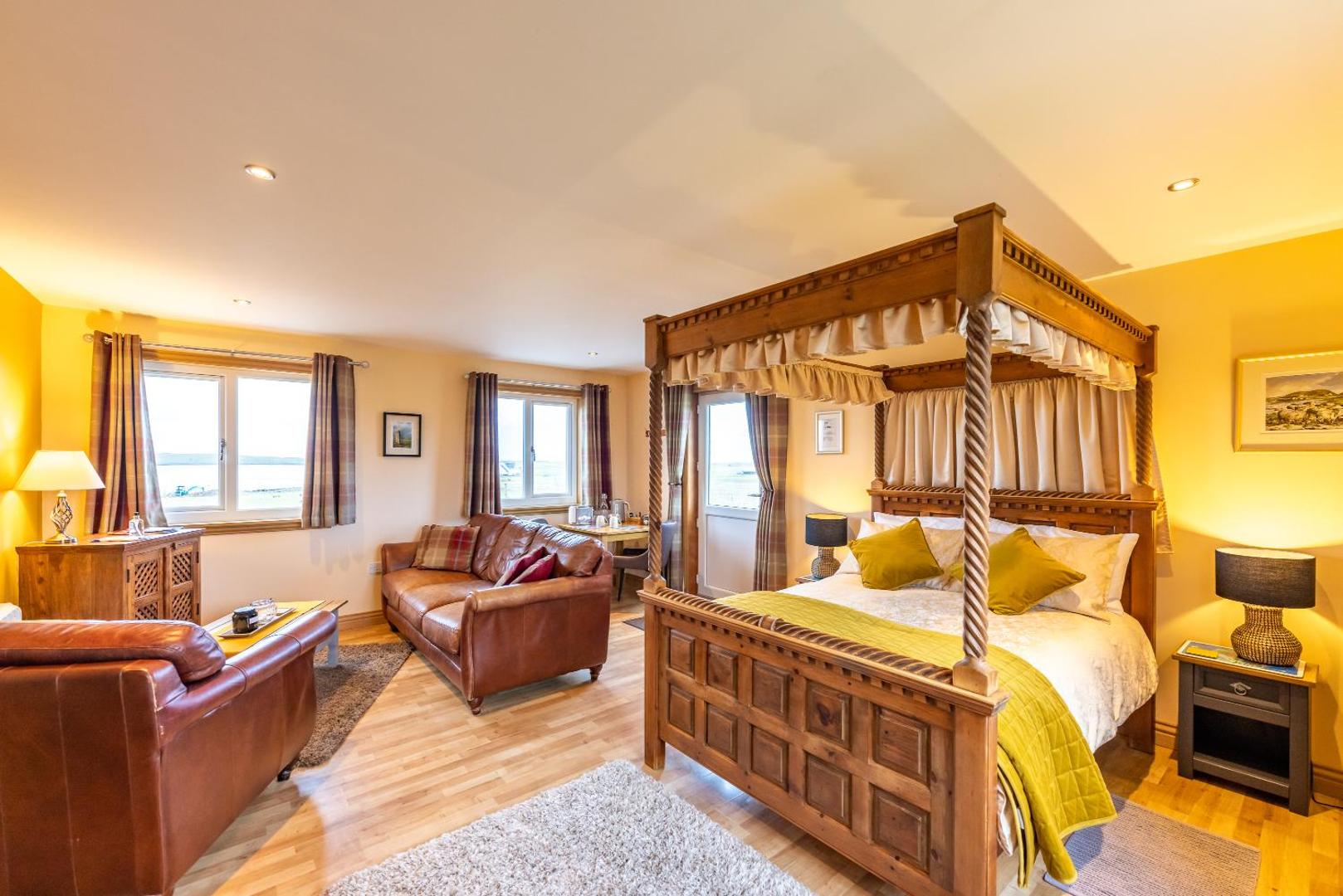 Four-poster bedroom