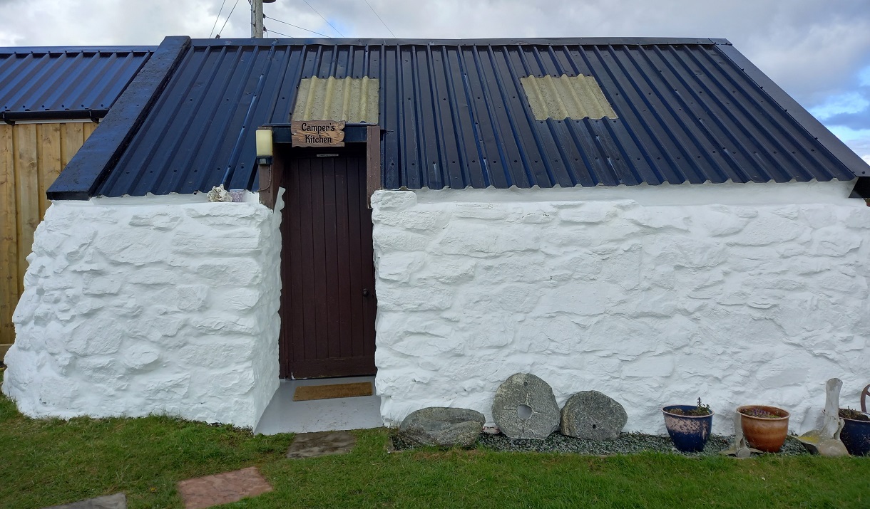 Moorcroft Holidays white barn