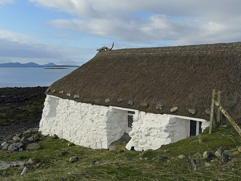 Gatliff Hebridean Hostel - Berneray turfed white cottage
