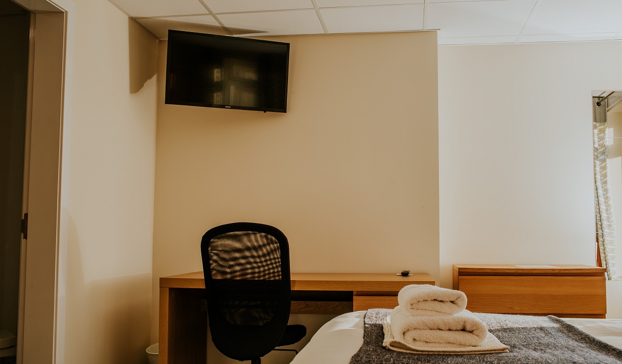 Uist Travel Accommodation desk & tv in bedroom