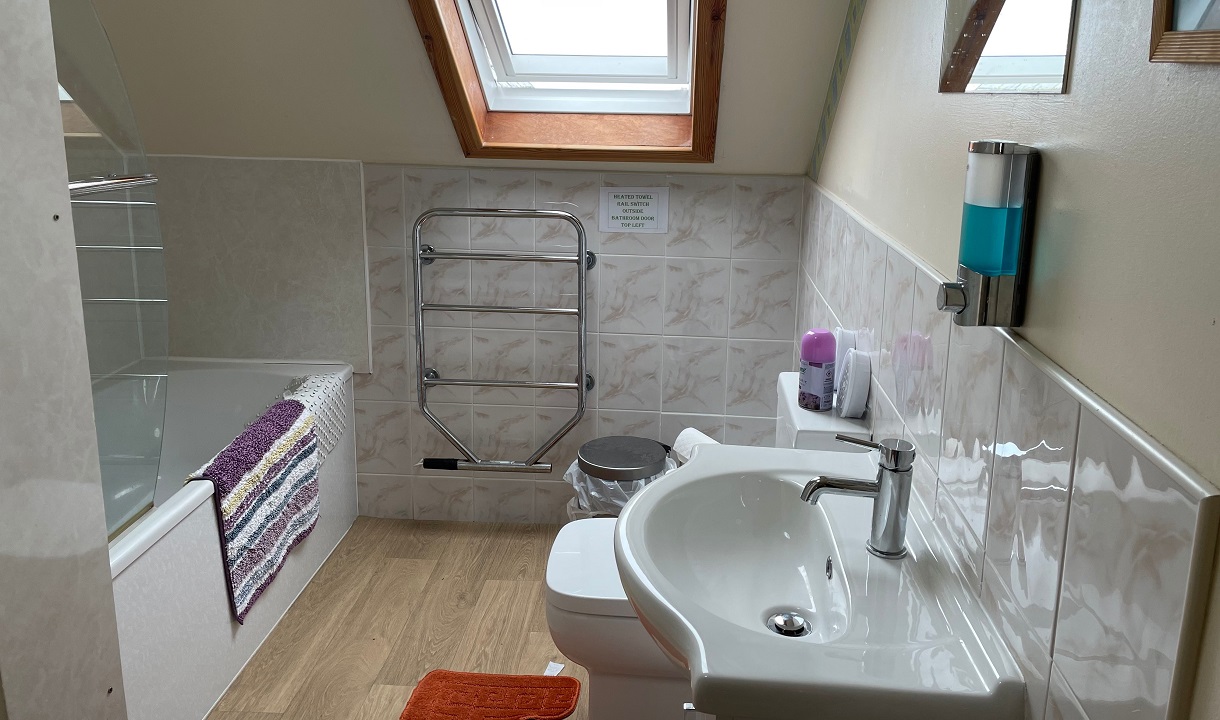 Apartment 18 Illeray bathroon