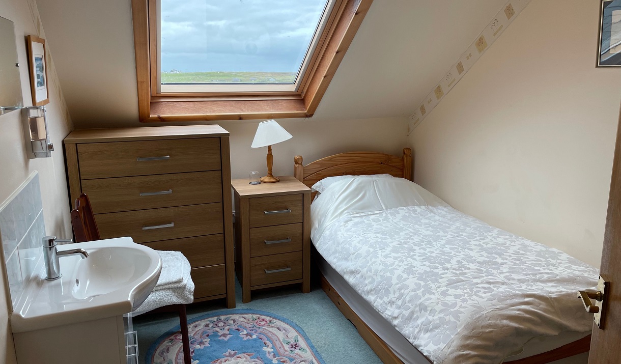 Apartment 18 Illeray single