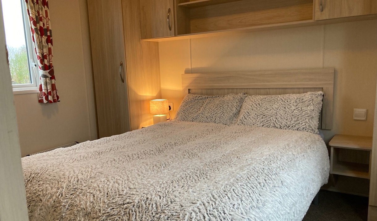 Lochside Cottage Caravans white bed
