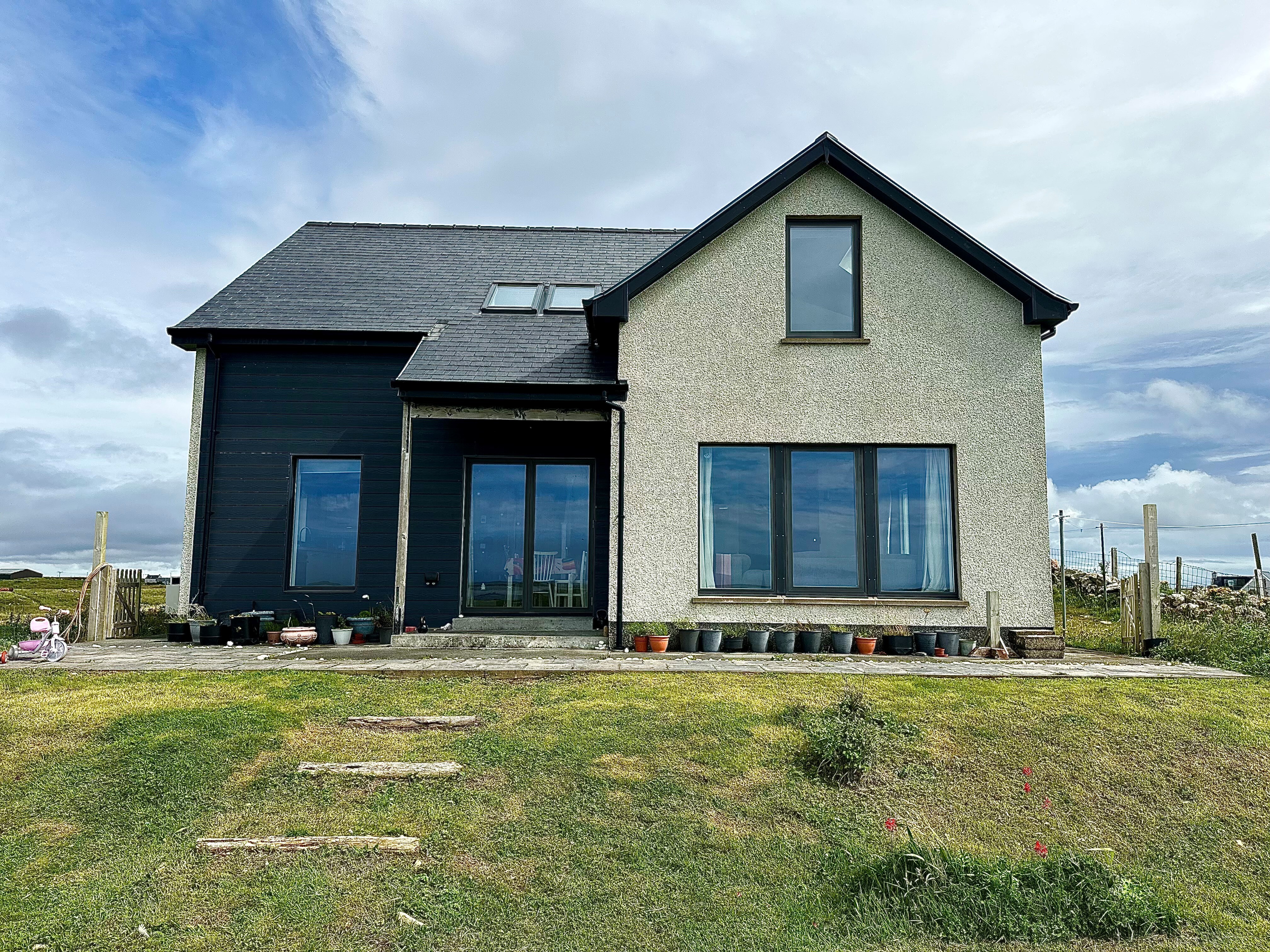 4/5 Carinish, Isle of North Uist, HS6 5HL — North Uist property